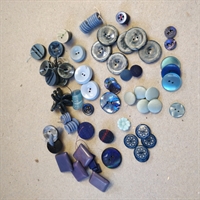 mørkeblå-lyseblå-plastikknapper-forskellige-former-størrelser-vintageknapper